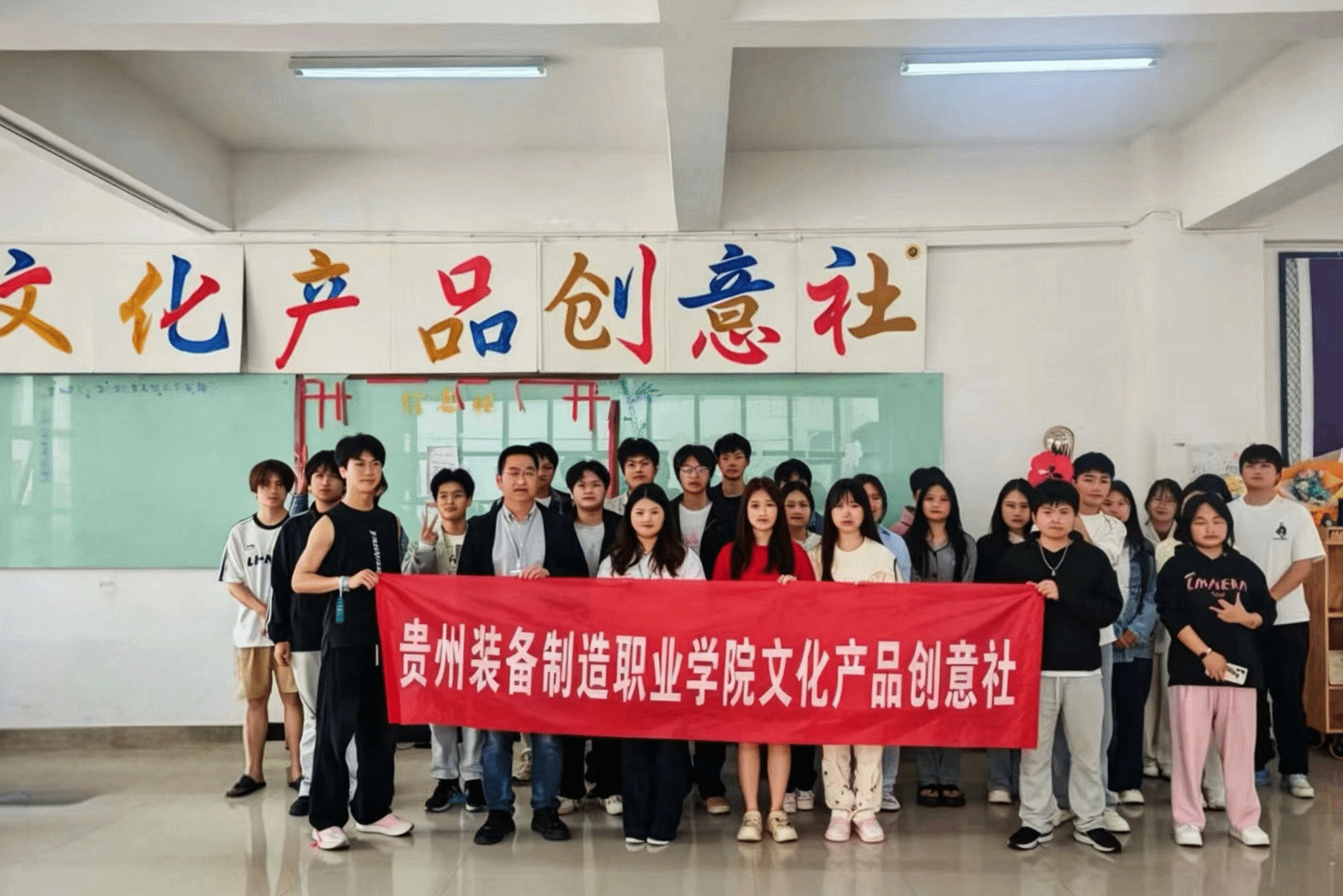指尖非遗，纸韵匠心——beat365官网文化产品创意社开展第四届“缤纷社团·多彩校园”社团文化活动月非遗窗花剪纸体验活动